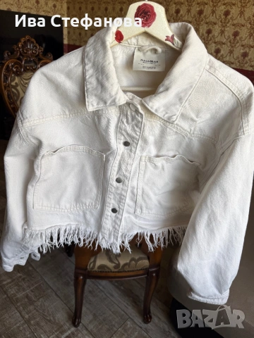  Стилно бяло дънково яке от Pull&Bear  💫 Модерен къс (cropped) дизайн с ефектни ресни отдолу , снимка 3 - Рокли - 48223259