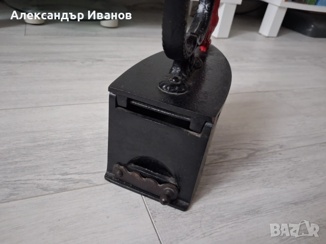 Стара ютия, снимка 2 - Антикварни и старинни предмети - 54049793