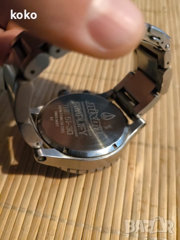 Часовник швейцарски Nixon 300м водоустойчив , снимка 7 - Мъжки - 53951550