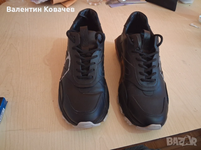 Продавам оригинални маратонки на Valentino Garavani, снимка 5 - Маратонки - 54854066