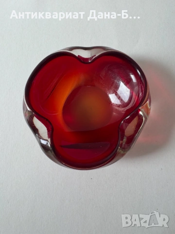 Ретро масивен пепелник от рубинено стъкло – Ръчна изработка, Арт стил, снимка 2 - Антикварни и старинни предмети - 54238088