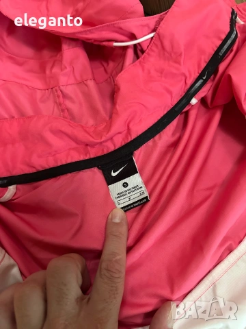 Дамска ветровка Nike Vapor Light Windrunner Jacket , S размер, снимка 6 - Якета - 54654193