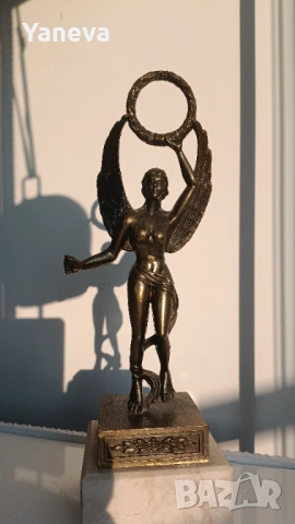 Бронзова скулптура с мраморен постамент на Виктория , богиня на победата 