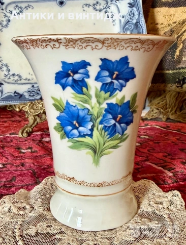 Немска порцеланова ваза Schumann Bavaria - Сини цветя (Горичавка), 12.5 см
