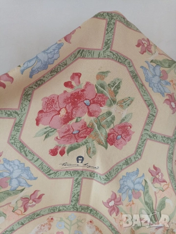 Дамски шал Aigner, снимка 8 - Шалове - 54357169