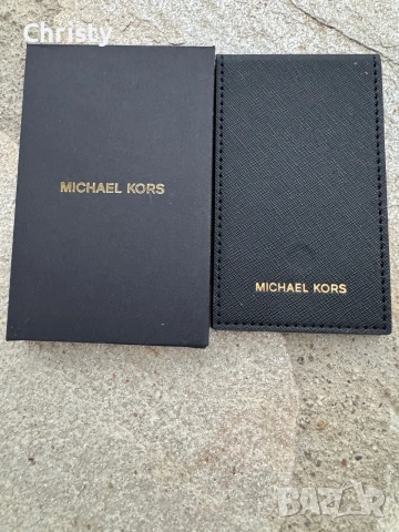 Компактно  аутлетно огледалце на MICHAEL CORS
