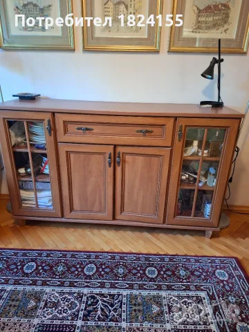 дървен бюфет с вратички