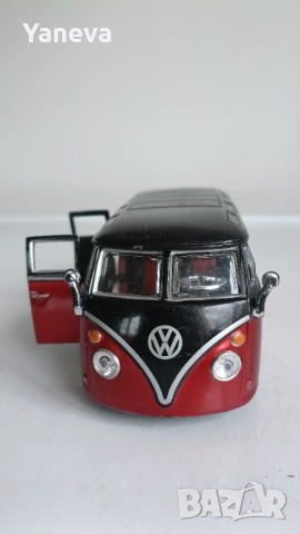 Volkswagen T1 Samba, метален микробус на Bburago с отварящи врати. , снимка 4 - Коли, камиони, мотори, писти - 54295928