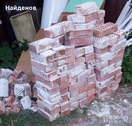 Продавам около 100 бр тухли еденични 