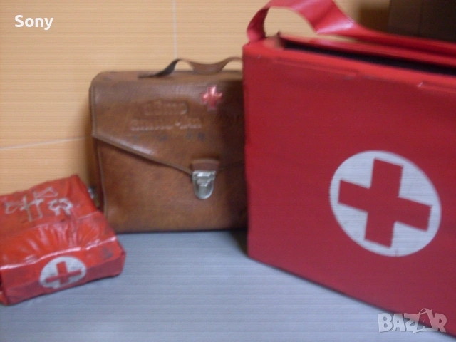 Стара авто аптечка, снимка 14 - Антикварни и старинни предмети - 54174260