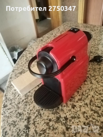 Кафе Машина Nespresso Inissia Ruby Red original  използвана само 10 дена