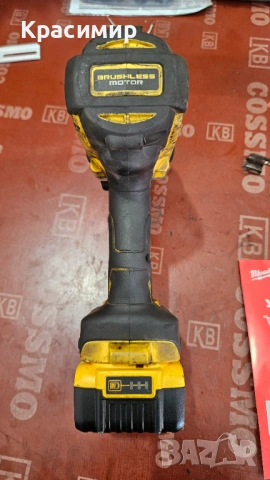 Продавам безчетков ударен гайковерт 1/2 DEWALT DCF900 1898Nm с 1бр. 5Ah батерия , зарядно и куфар , снимка 3 - Други инструменти - 54915338