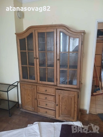 Дървен шкаф старинен стил