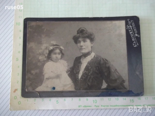 Снимка стара картон на майка и дъщеря във фотостудио