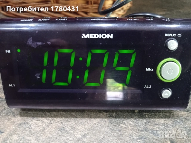 малко преносимо радио с часовник
