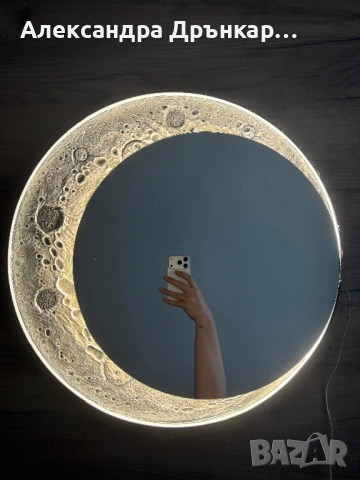 LED огледало “Лунен сърп” – дизайнерско огледало с 3D релеф и LED подсветка