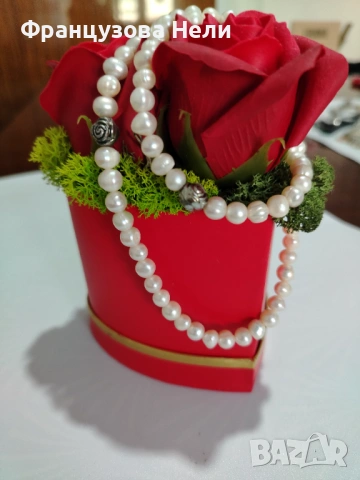 Огърлица с естествени перли и сребърни орнаменти