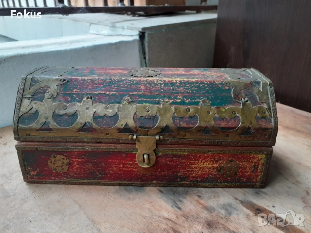 Стара дървена кутия с месингов обков и орнаменти