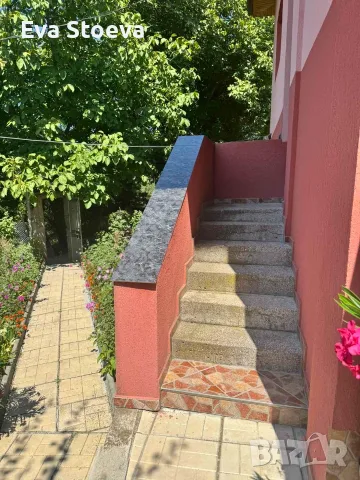 Продава се просторна къща с 2 сгради, гараж и двор, снимка 5 - Къщи - 55692684