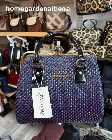 Дамска чанта доктор синьо-лилава лачена еко кожа релефна текстура златна рамка