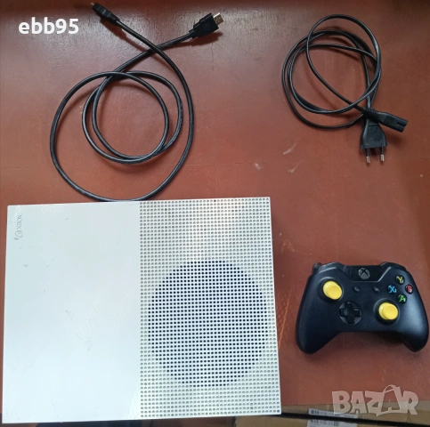 Xbox One S с контролер и кабели!
