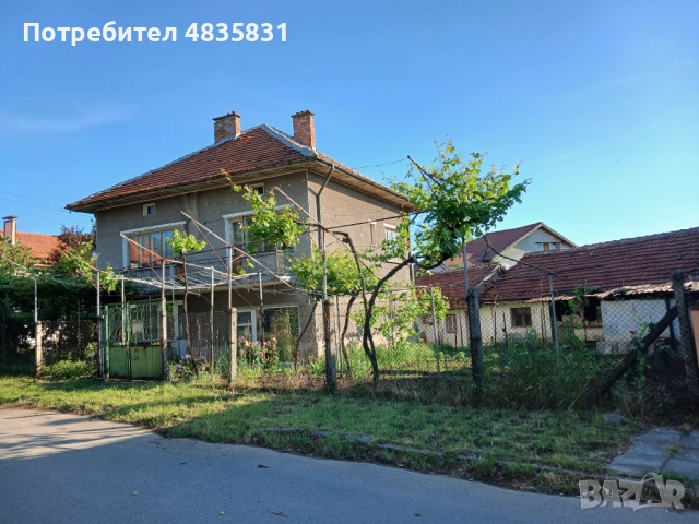 Продавам/Заменям двуетажна къща на 5 минути пешеходно разстояние от центъра на град Берковица , снимка 5 - Къщи - 54855453