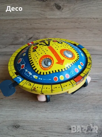 Стара руска космическа играчка летяща чиния.