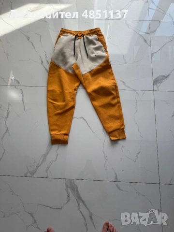 Оригинален Nike tech fleece отанжево и бежаво , размер S, снимка 2 - Спортни дрехи, екипи - 54904124