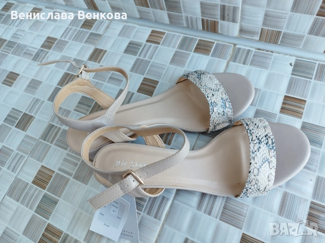 Дамски обувки номер 40 и 41. Сандали равни и нисък ток маратонки Адидас Adidas , снимка 8 - Сандали - 53969023