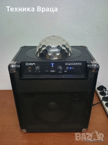 Преносима Bluetooth тонколона ION Party Rocker с вградена светлинна топка за парти ефекти.