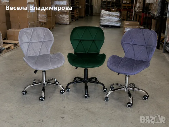 Кадифен офис стол до 120 кг с регулируема височина и гумирани колела 