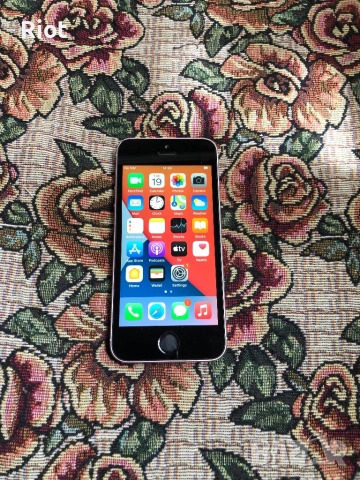 Продавам iPhone SE 2016