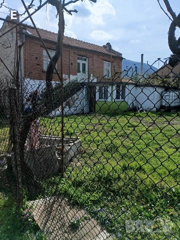 Продавам двуетажна къща в село Тополово.