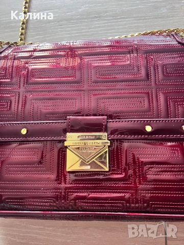 ЧИСТО НОВА Дамска лачена чанта VERSACE в цвят бордо, снимка 2 - Чанти - 55090034