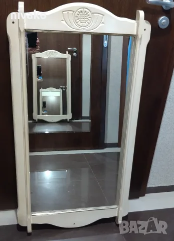Продавам стенно огледало в отлично състояние.