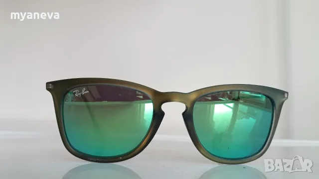Ray-Ban, слънчеви очила с матова зелена рамка и огледални зелени стъкла . 