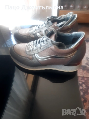 Дамски маратонки  продавам 