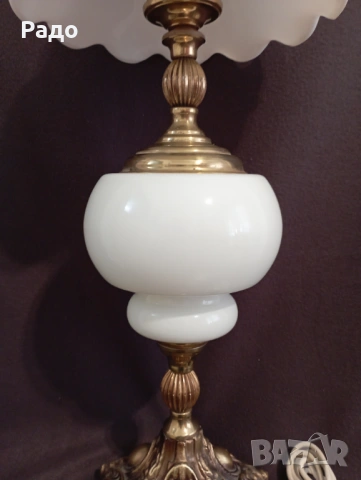 Голяма старинна лампа с красив бял стъклен абажур, снимка 3 - Настолни лампи - 54133620
