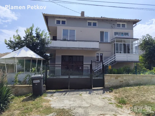 Продава се триетажна къща  с гараж 300 кв. м. в гр Бяла в съседство с гр. Обзор  , снимка 18 - Къщи - 55511188