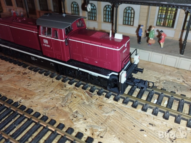 Дизелов локомотив Roco V90 HO 1/87, снимка 6 - Колекции - 54454800