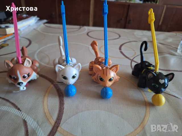 Малки играчки котенца и кученце