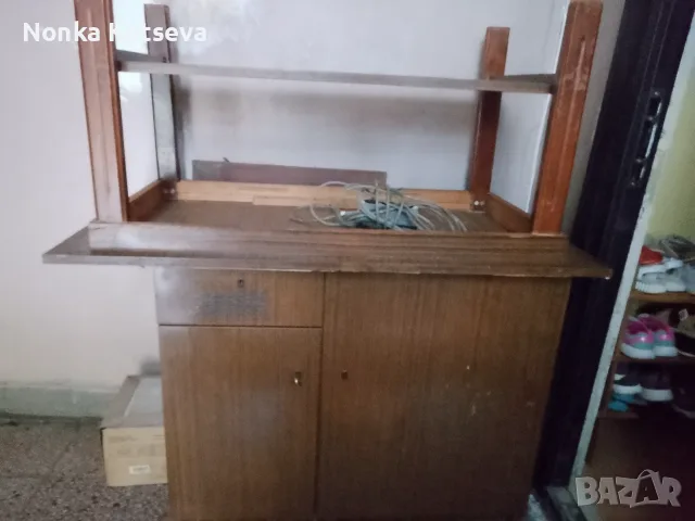 Подарявам шкаф и маса