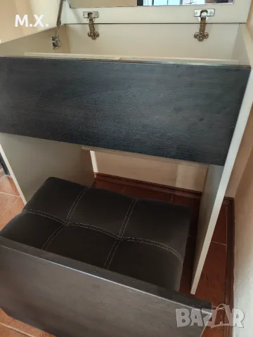Тоалетка за гримове с табуретка , снимка 2 - Тоалетки - 55523671