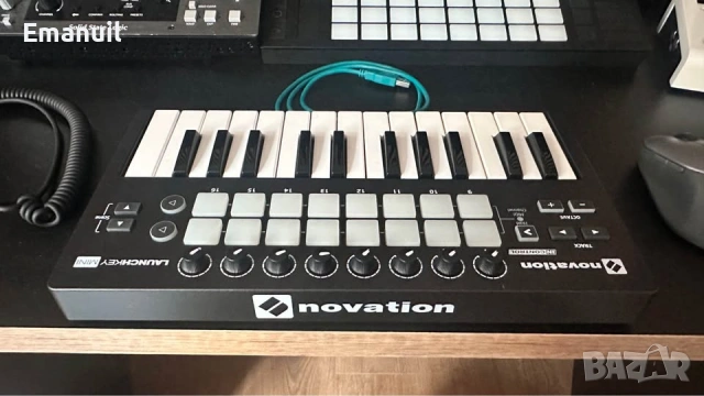 Nivation Launchkey mini midi controller, снимка 2 - Синтезатори - 54790643