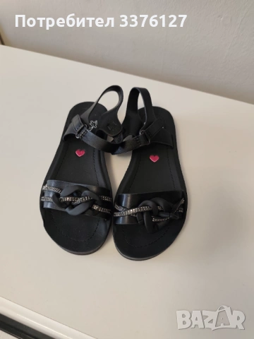 Детски чисто нови сандали