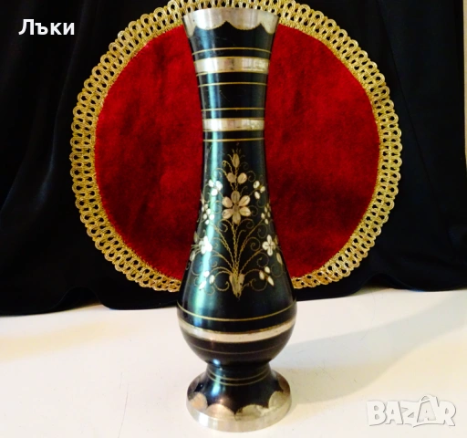 Бронзова ваза,гравирани цветя,печат. 