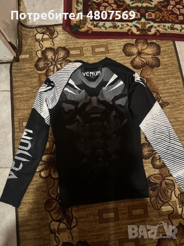 компресионна спортна блуза (rash guard) от марката Venum.