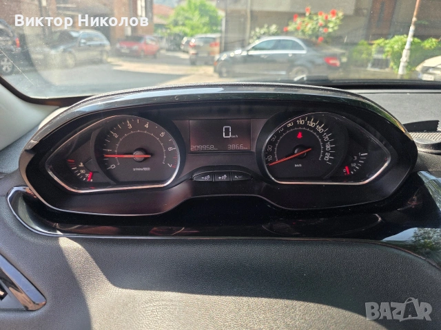 Peugeot 208 , 2014г. Газ / Бензин 1.4i Климатик, снимка 15 - Автомобили и джипове - 54798149