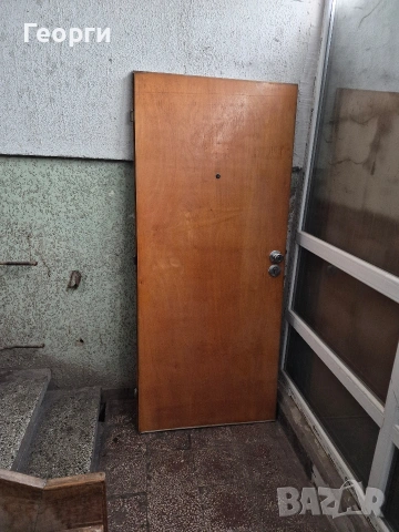 Масивна дървена входна врата 