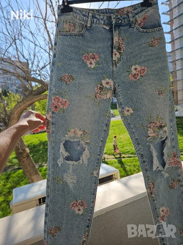 Дамски дънки на цветя